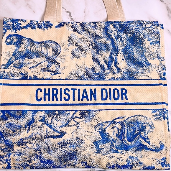 Dior Beauty DIORIVIERA 100% Straw Tote
GWP - Picture 4 of 6